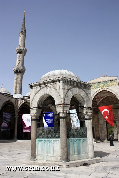 Photo of the courtyard of the Blue Mosque in Istanbul, Turkey