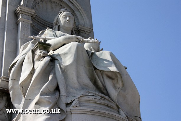 Photo of Queen Victoria statue in London, UK
