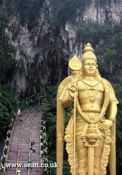 Photo of the Batu Caves and Murugan statue in Malaysia