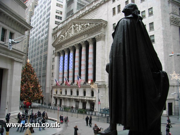 Photo of George Washington watching the New York Stock Exchange in New York, USA
