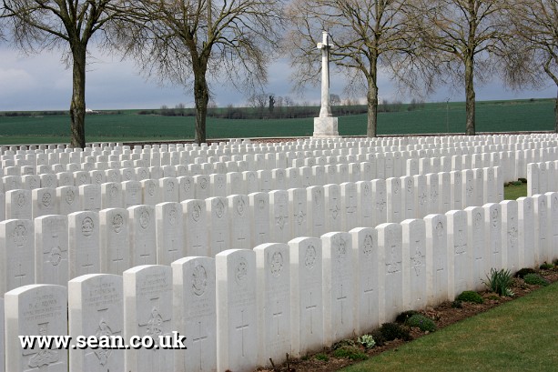 Photo of First World War graves and a cross memorial in France
