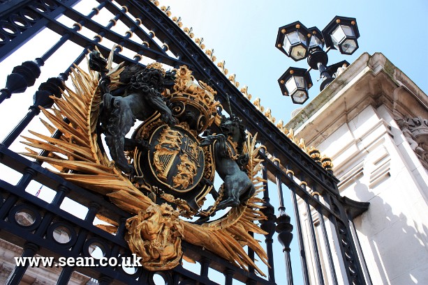 Photo of the gates of Buckingham Palace in London, UK