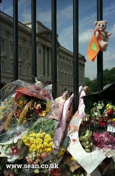 Photo of Buckingham Palace with tributes to Diana in London, UK